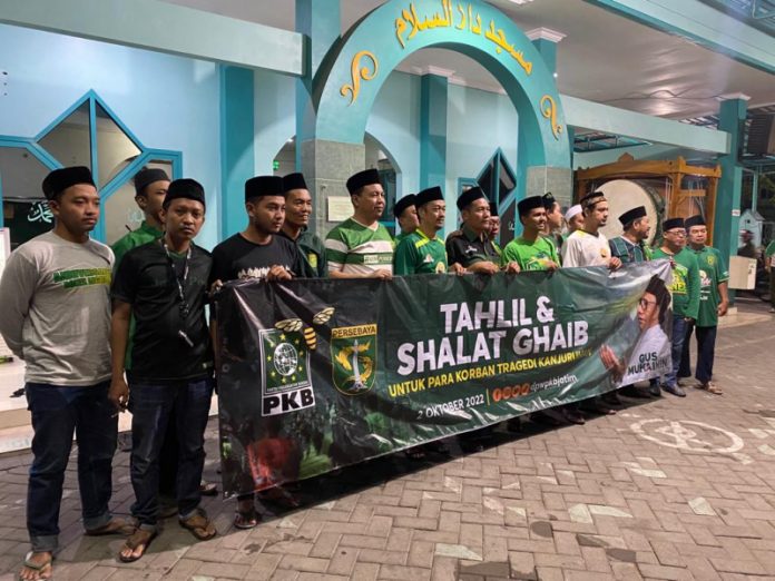 Bonek Surabaya dan PKB Jatim shalat ghaib dan tahlil di Gedung Graha Gus Dur, Minggu 2 September 2022 malam