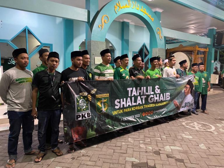 Bonek Surabaya dan PKB Jatim shalat ghaib dan tahlil di Gedung Graha Gus Dur, Minggu 2 September 2022 malam