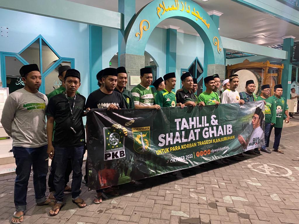 Bonek Surabaya dan PKB Jatim shalat ghaib dan tahlil di Gedung Graha Gus Dur, Minggu 2 September 2022 malam
