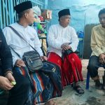 Ketua DPW PKS Jatim Irwan Setiawan saat mengunjungi dan takziah ke Andi Wijaya, orang tua Daffa Fachruddin Wijaya, remaja 13 tahun, salah satu korban tragedi Kanjuruhan di rumah dukanya di daerah Klojen Malang, Ahad, 2 Oktober 2022.