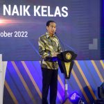 Presiden Joko Widodo saat meluncurkan Gerakan Kemitraan Inklusif untuk UMKM Naik Kelas di Gedung SMESCO, Jakarta (03/10/22)