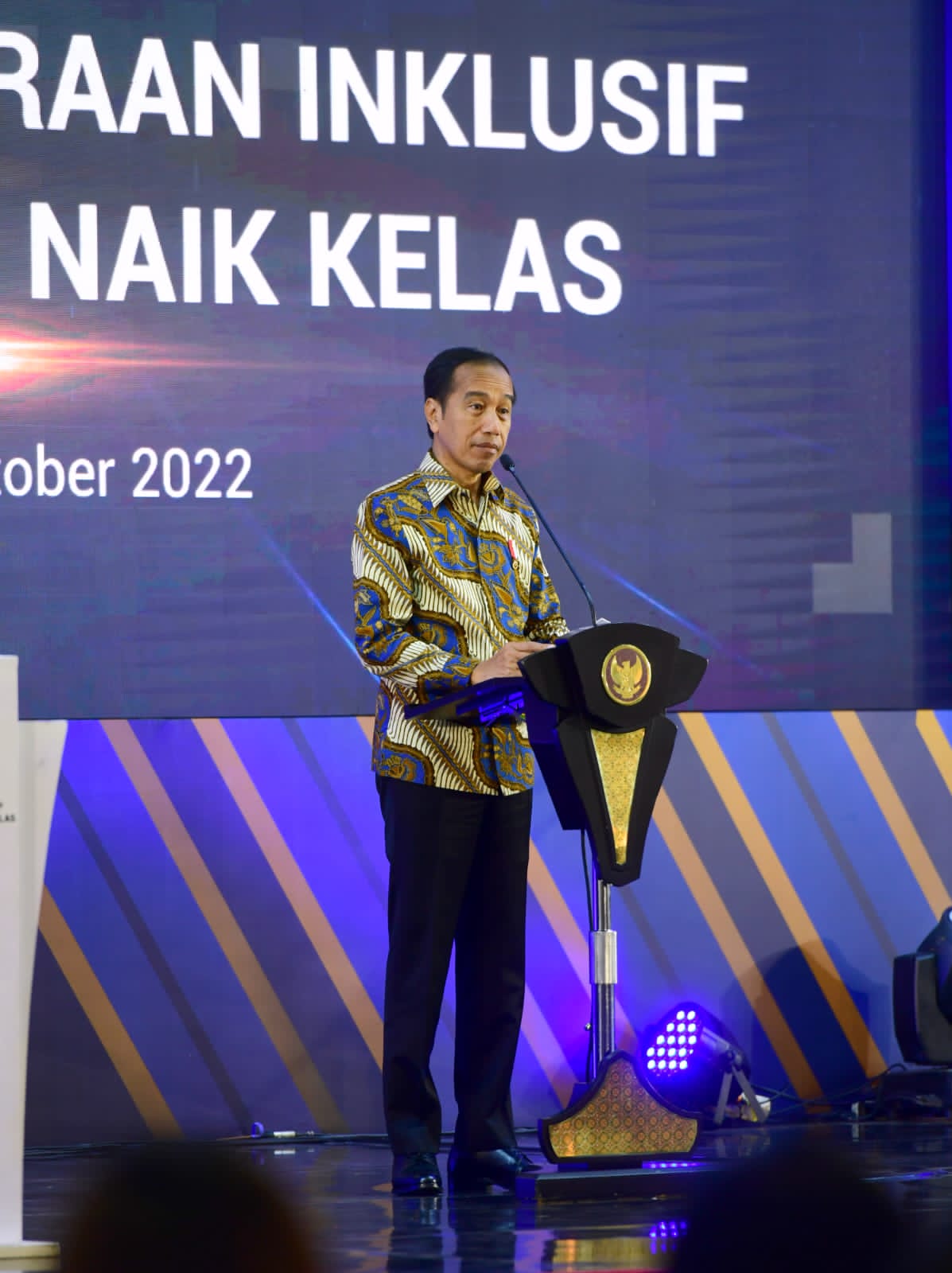 Presiden Joko Widodo saat meluncurkan Gerakan Kemitraan Inklusif untuk UMKM Naik Kelas di Gedung SMESCO, Jakarta (03/10/22)