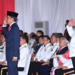 Presiden Jokowi pimpin upacara Parade Senja dan penurunan bendera Merah Putih yang digelar di Lapangan Bela Negara, Kementerian Pertahanan, Jakarta (04/10/22) (Foto: Muchlis Jr – Biro Pers Sekretariat Presiden)