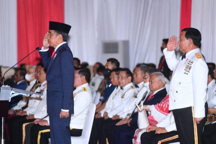 Presiden Jokowi pimpin upacara Parade Senja dan penurunan bendera Merah Putih yang digelar di Lapangan Bela Negara, Kementerian Pertahanan, Jakarta (04/10/22) (Foto: Muchlis Jr - Biro Pers Sekretariat Presiden)