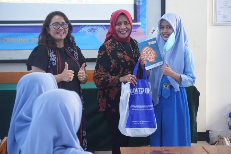 Tim Dosen Pengabdian Unitomo Gelar SMAK Bagi Siswa SMADOR