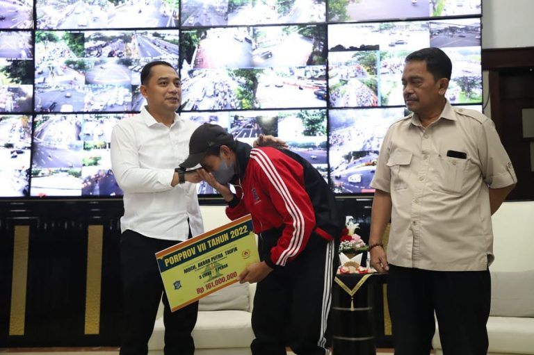 Wali Kota Eri Serahkan Bonus Atlet Porprov Jatim : Totalnya Mencapai Rp. 17 Miliar