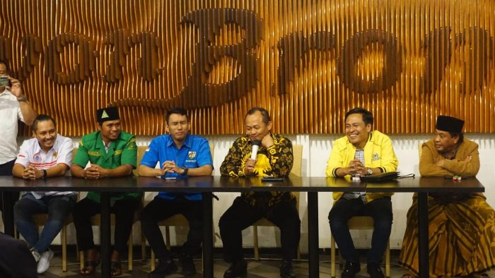 Momen Haru Partai Golkar serahkan Donasi untuk Aremania Korban Kanjuruhan