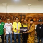 Momen Haru Partai Golkar serahkan Donasi untuk Aremania Korban Kanjuruhan