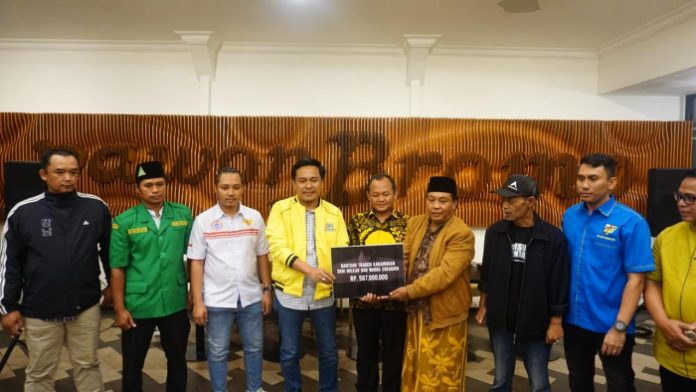 Momen Haru Partai Golkar serahkan Donasi untuk Aremania Korban Kanjuruhan
