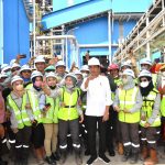 Presiden Joko Widodo meninjau pembangunan smelter baru yang dimiliki PT Timah Tbk di Kabupaten Bangka Barat (20/10/22) (Foto: Rusman – Biro Pers Sekretariat Presiden)