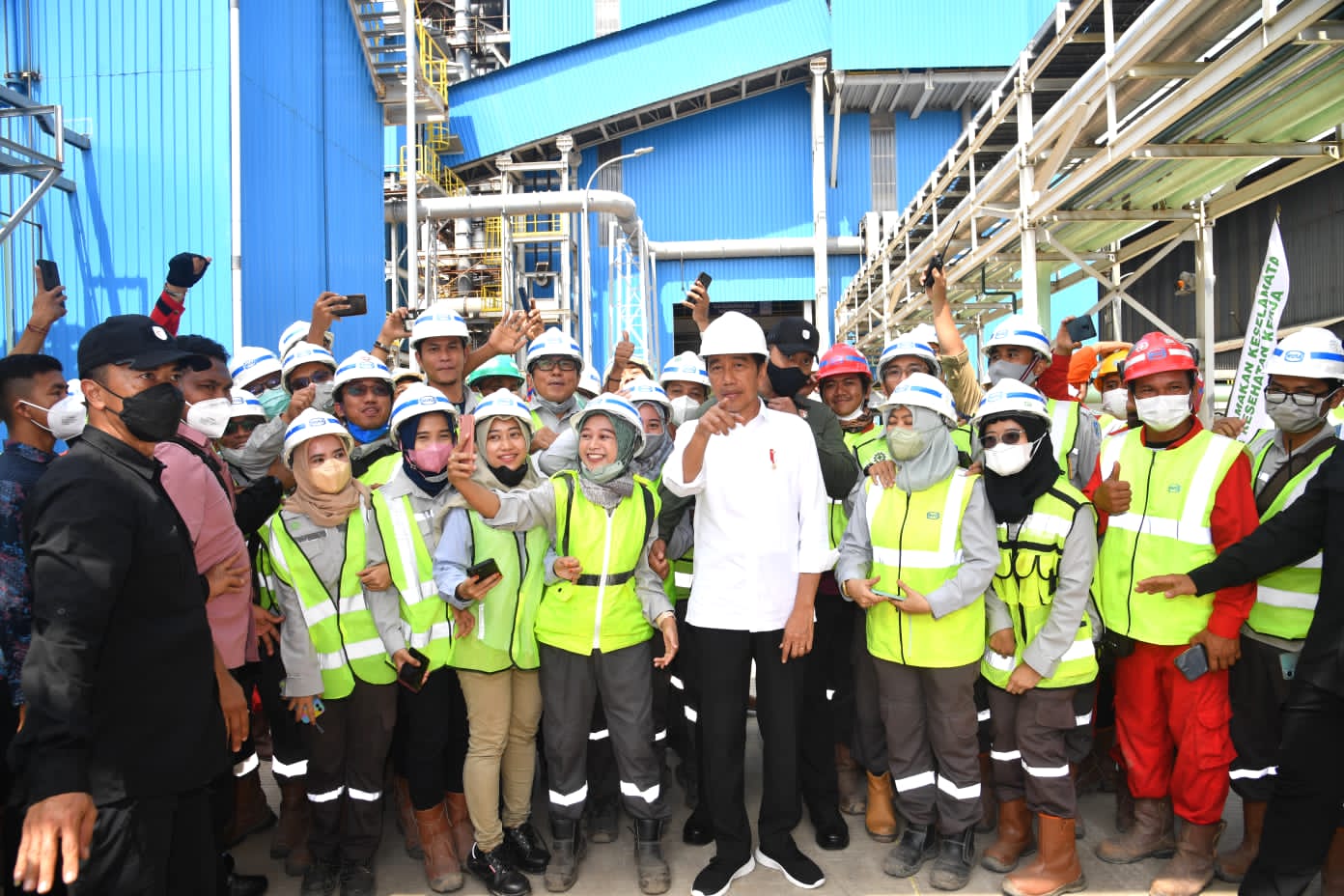 Presiden Joko Widodo meninjau pembangunan smelter baru yang dimiliki PT Timah Tbk di Kabupaten Bangka Barat (20/10/22) (Foto: Rusman - Biro Pers Sekretariat Presiden)