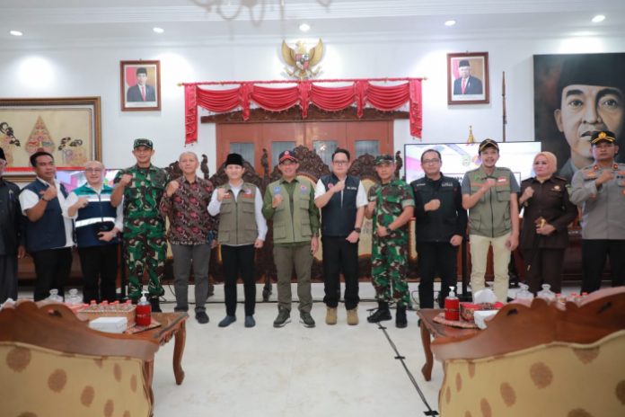 Dampingi Ka. BNPB Tinjau Banjir di Trenggalek, Sekdaprov Jatim Sampaikan Pemprov Jatim Telah Salurkan Bantuan