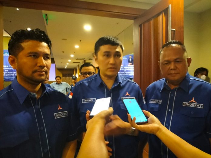 Kepala Bakomstra Herzaky, Ketua DPD PD Jatim Emil Dardak dan Bendahara dr Agung Mulyono.