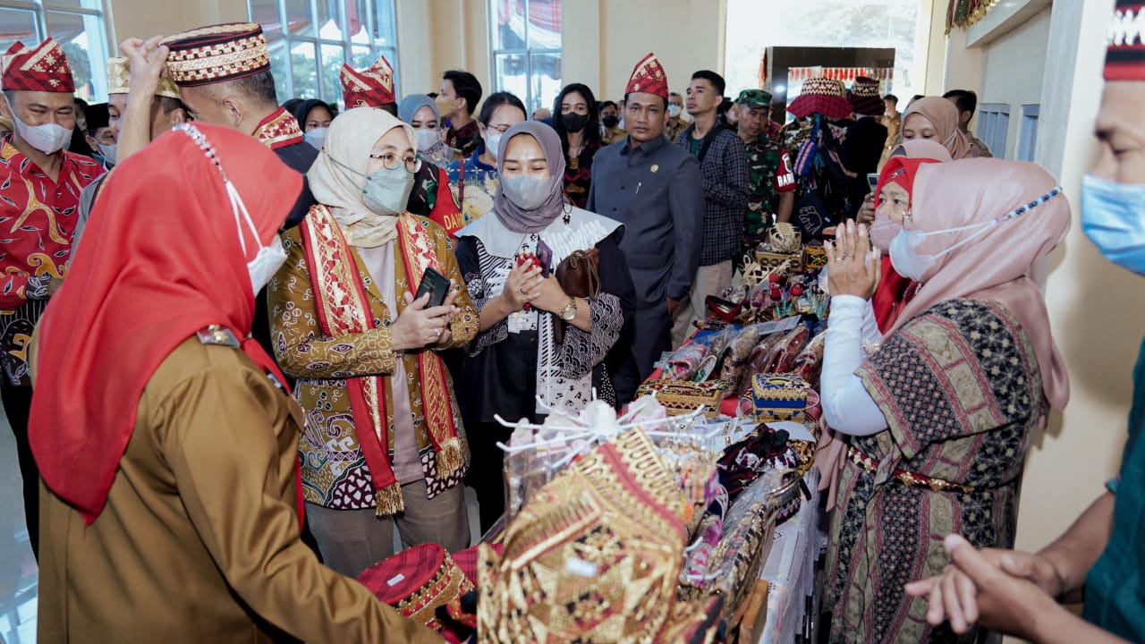 Direktur Jenderal IKMA Kemenperin Reni Yanita saat mendatangi sentra IKM