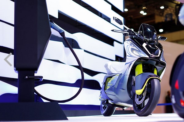 ilustrasi sepeda motor listrik