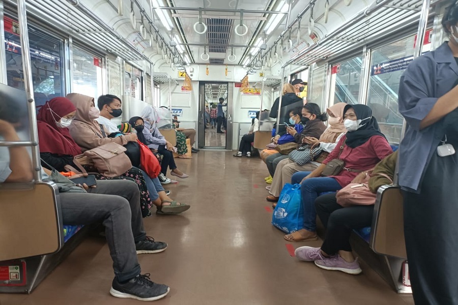 ilustrasi penumpang KRL