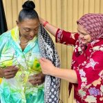 Menteri Jamaika mencoba batik Indonesia