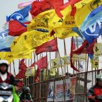 sejumlah bendera parpol dipasang dipinggir jalan