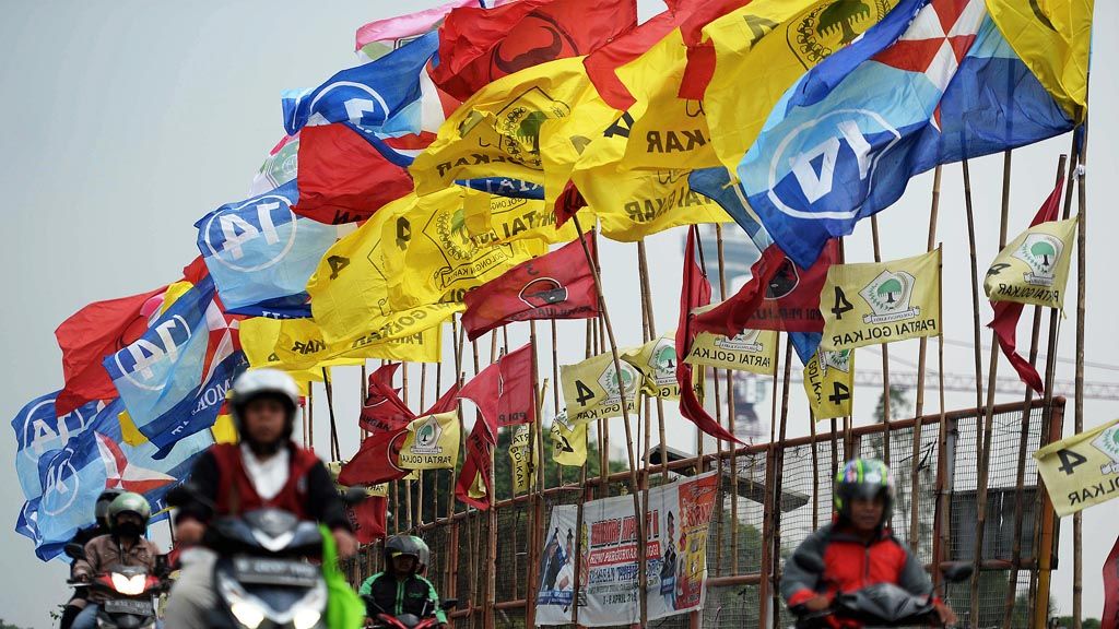 sejumlah bendera parpol dipasang dipinggir jalan
