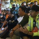 Bonek dan Aremania Doa Bersama di Stadion Kanjuruhan