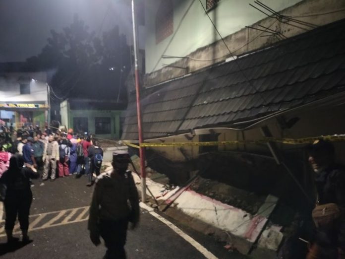 tembok sekolah MTsN 19 Pondok Labu roboh