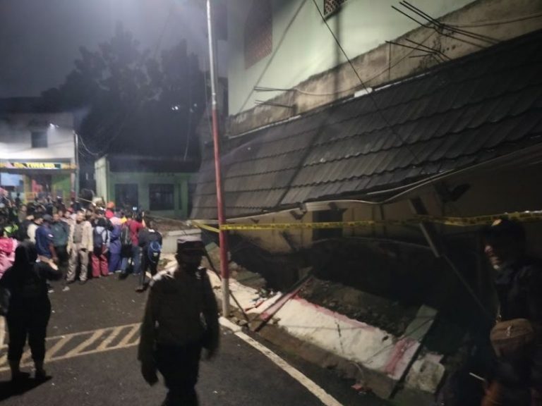 tembok sekolah MTsN 19 Pondok Labu roboh