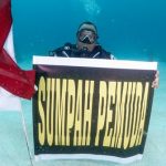 Wakil Menteri Dalam Negeri (Wamendagri) John Wempi Wetipo memimpin upacara Hari Sumpah Pemuda ke-94 dari bawah laut Tanjung Kayu Batu, Jayapura, Papua (28/10/22)