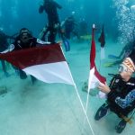 Wakil Menteri Dalam Negeri (Wamendagri) John Wempi Wetipo memimpin upacara Hari Sumpah Pemuda ke-94 dari bawah laut Tanjung Kayu Batu, Jayapura, Papua (28/10/22)