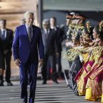 Presiden AS Joe Biden menyaksikan pertunjukan tari budaya setelah turun dari Air Force One setibanya di Bandara Internasional Ngurah Rai (13/11/2022).