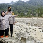 Menteri Sosial Tri Rismaharini saat melakukan pengecekan titik-titik bencana banjir bandang di Desa Tawing, Kecamatan Munjungan, Trenggalek (06/11/2022)