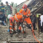 Tim SAR melakukan evakuasi korban gempa Cianjur