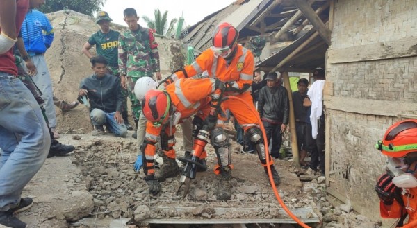 Tim SAR melakukan evakuasi korban gempa Cianjur