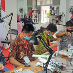 Penyandang disabilitas binaan Kemensos yang merakit tongkat canggih