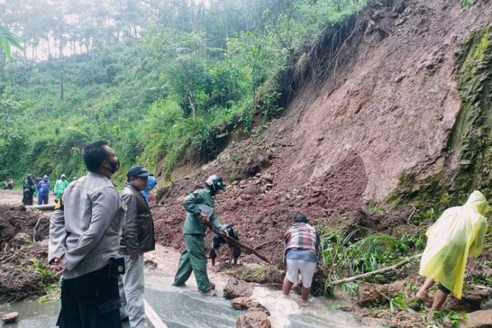 Tanah longsor terjang Gowa dikarenakan hujan deras yang terjadi sejak Rabu (16/11/2022)