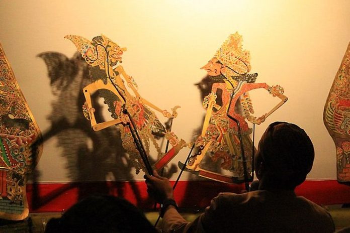 ilustrasi pertunjukan wayang kulit