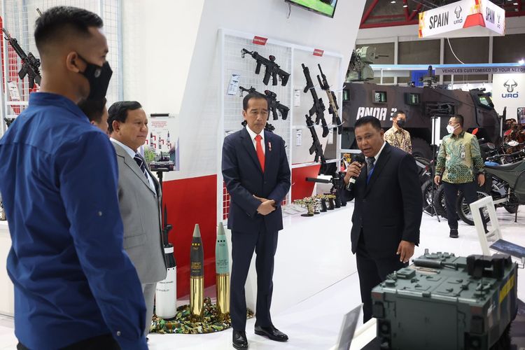 Presiden Joko Widodo didampingi Menteri Pertahanan Prabowo Subianto menghadiri Pameran Industri Pertahanan (Indhan) terbesar di Asia Tenggara, Indo Defence 2022 Expo & Forum di JIexpo Kemayoran, Jakarta (02/11/22).