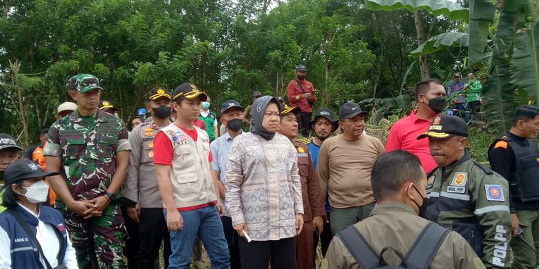 Menteri Sosial Tri Rismaharini saat melakukan pengecekan titik-titik bencana banjir bandang di Desa Tawing, Kecamatan Munjungan, Trenggalek (06/11/2022)