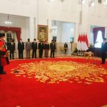 Presiden Jokowi resmi lantik Guntur Hamzah sebagai hakim Mahkamah Konstitusi di Istana Negara, Jakarta (23/11/2022).