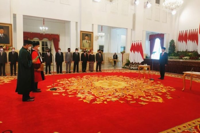 Presiden Jokowi resmi lantik Guntur Hamzah sebagai hakim Mahkamah Konstitusi di Istana Negara, Jakarta (23/11/2022).