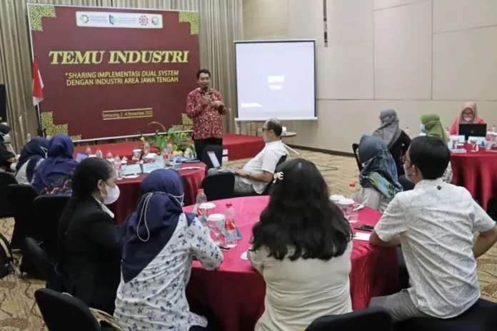 Kegiatan Temu Industri bertajuk Sharing Implementasi Dual System dengan Industri Area Jawa Tengah yang dilaksankan oleh SMK-SMTI Yogyakarta.