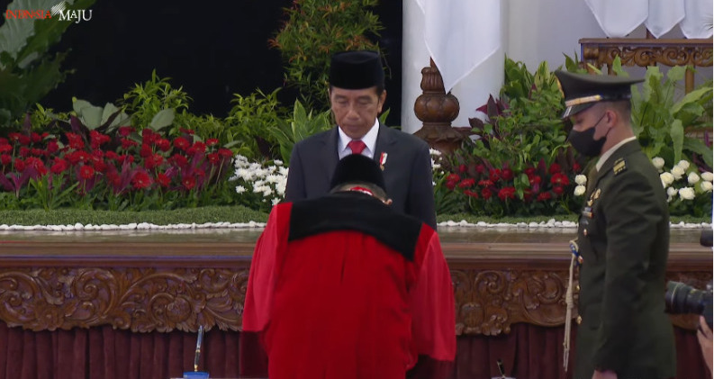 Presiden Jokowi resmi lantik Guntur Hamzah sebagai hakim Mahkamah Konstitusi di Istana Negara, Jakarta (23/11/2022).