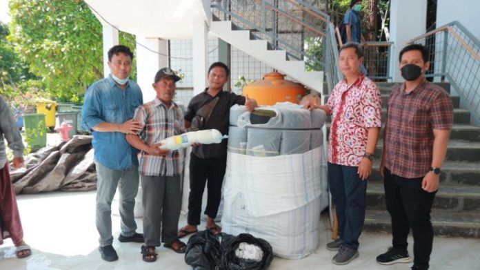 Tingkatkan Kesejahteran, Nelayan KUB Terima Bantuan API