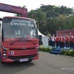 Menteri Perhubungan Budi Karya Sumadi melepas kegiatan touring kendaraan listrik Jakarta-Bali di Silang Monas, Jakarta (07/11/22)