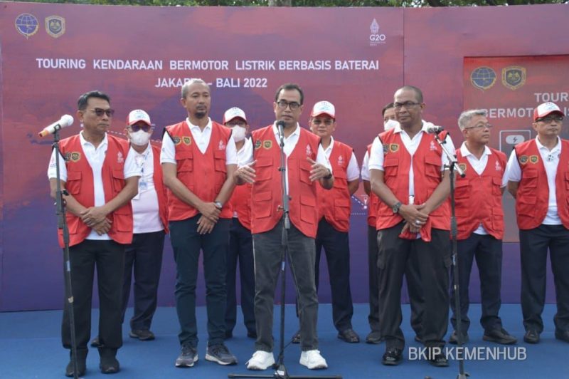 Menteri Perhubungan Budi Karya Sumadi melepas kegiatan touring kendaraan listrik Jakarta-Bali di Silang Monas, Jakarta (07/11/22)