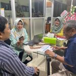 Ika Devy Pramudiana , Ketua Tim PKM (tengah) bersama tim melakukan wawancara dengan direktur Unitomo Press, Dian Ferriswara (kiri)