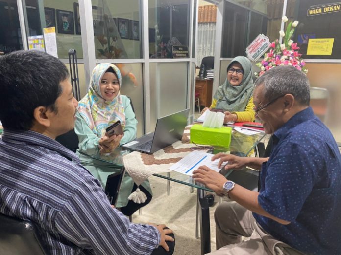 Ika Devy Pramudiana , Ketua Tim PKM (tengah) bersama tim melakukan wawancara dengan direktur Unitomo Press, Dian Ferriswara (kiri)