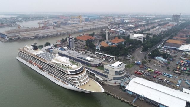 Kapal pesiar Cruise yang akan berkunjung ke Pelabuhan Tanjung Perak Surabaya.