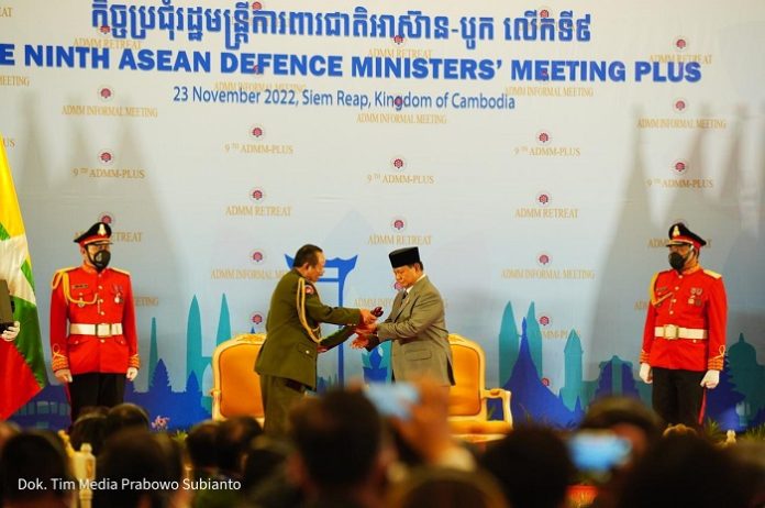 Menteri Pertahanan Prabowo Subianto menerima penetapan Indonesia jadi House of commitee ASEAN Defence Ministers’ Meeting (ADMM) 2023 pada ADMM Retreat ADMM Plus ke-9 yang bertemakan “Solidarity for Harmonised Secuirity” di Siem Reap, Kamboja (23/11/2022).