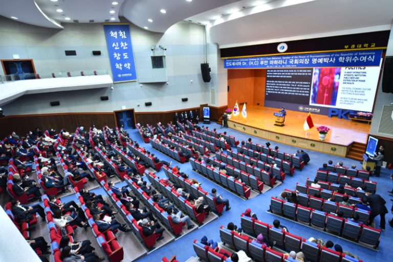 Megawati Dampingi Puan Terima Gelar Doktor HC di Korsel