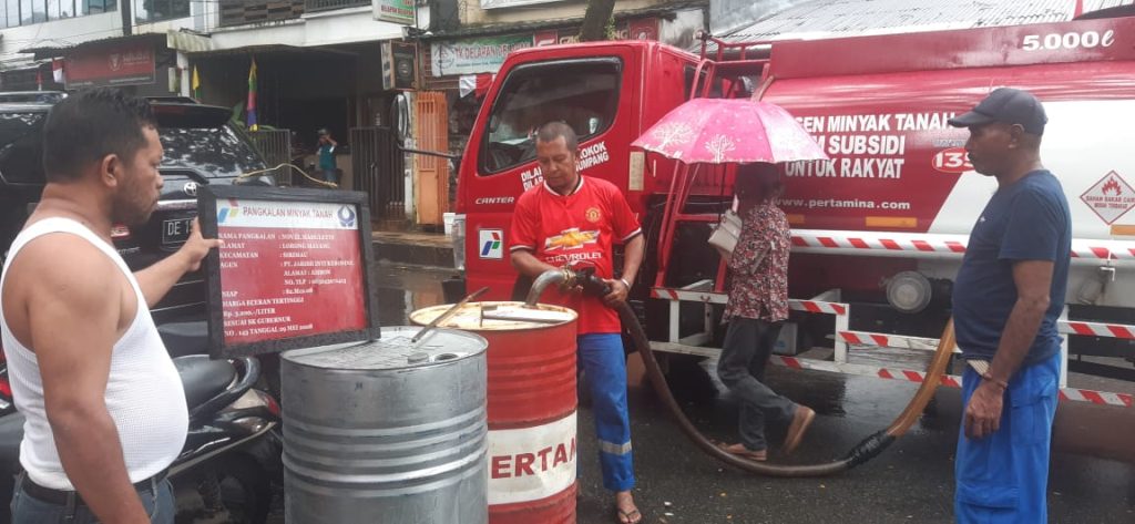 ilustrasi penjual minyak tanah